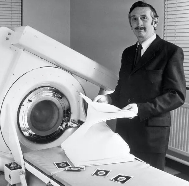 Tomografia Computadorizada: a invenção revolucionária que permitiu que um engenheiro eletricista ganhasse um Nobel na área da medicina.