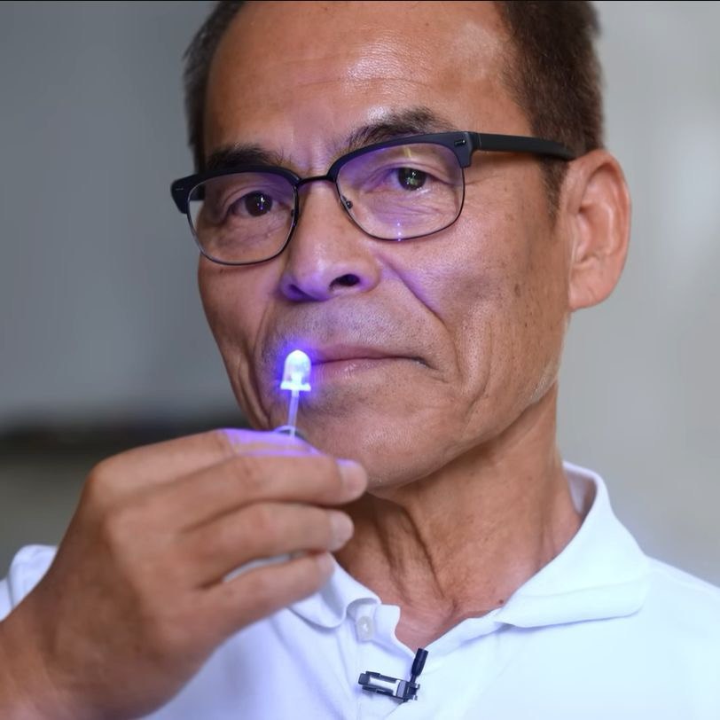 Shuji Nakamura com o primeiro LED azul